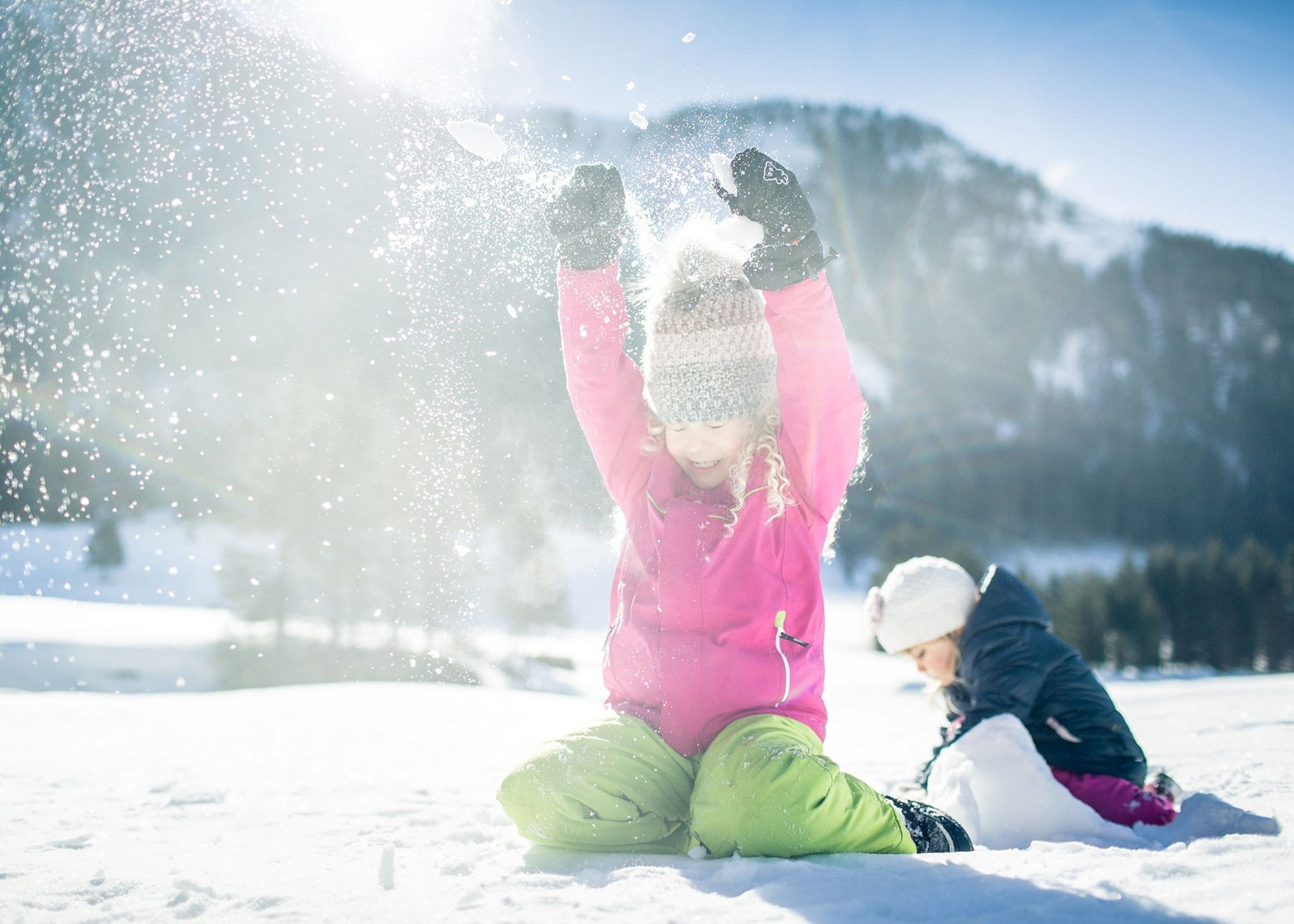 Child playing in the snow © Tourismusverband Obertauern